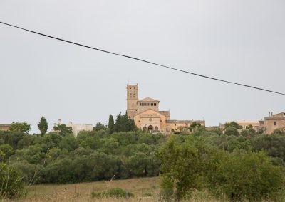 Ariany - Die Kirche Nuestra Señora d’Atocha von Weitem mit hübschem Stromkabel Mallorca