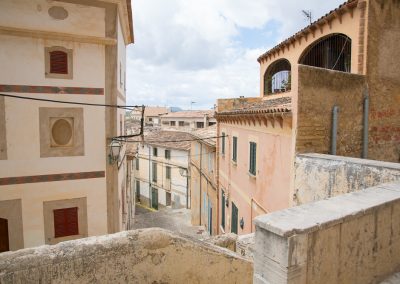 Mallorca Arta - Blick von der Kirche Transfiguració del Senyor in eine Gasse der Stadt