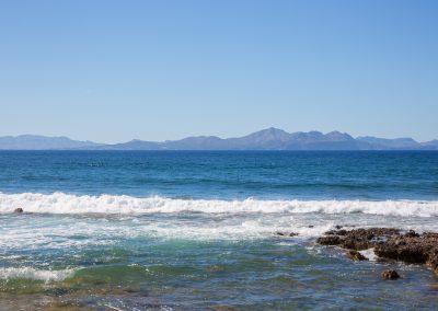 Colònia de Sant Pere - Blick aufs Meer und die Berge von Alcúdia Mallorca