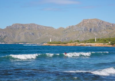 Colònia de Sant Pere - Blick aufs Meer mit Surfern Mallorca