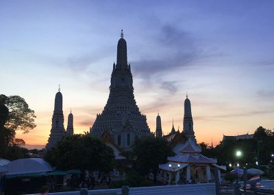 Bangkok - Wat Arun - Komplettansicht abends vom Chao Phraya