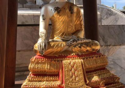 Bangkok - Wat Intharawihan - Statue im Innenhof