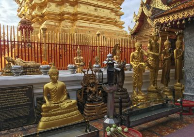 Wat Phra That Doi Suthep - Buddha-Statuen vor der goldenen Chedi