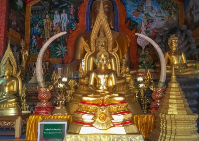 Chiang Mai - Wat Phra That Doi Suthep - Buddha-Statuen im Viharn