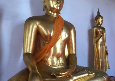 Bangkok – Wat Mahathat – Buddha-Statuen neben der Gebetshalle