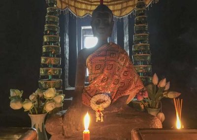 Bayon Tempel - Buddha-Statue mit Blumen