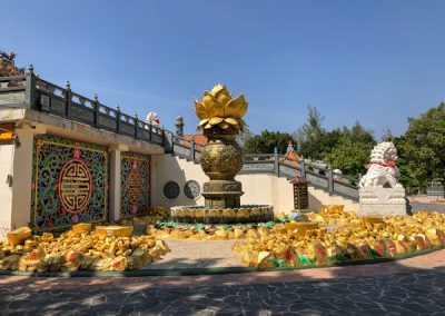Kanchanaburi - Wihan Phra Phothisat Kuan Im Tempelgelände
