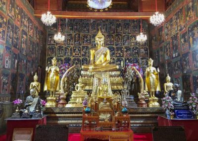 Ayutthaya Wat Phanan Choeng - Buddha-Statuen im nördlichen Viharn