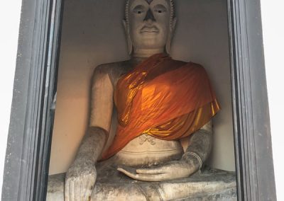Ayutthaya Wat Phutthai Sawan - Große Buddhafigur im Prang
