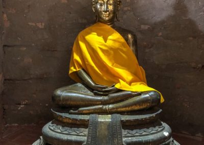 Ayutthaya - Wat Yai Chai Mongkol - Buddha-Statue in der Krypta des Chedi