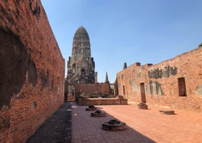 Ayutthaya Wat Ratchaburana - Phra Wihan mit zentralem Prang im Hintergrund