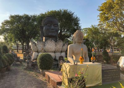 Ayutthaya Wat Thammikarat - Buddhastatuen in der Anlage