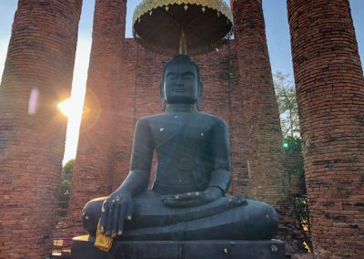 Ayutthaya Wat Thammikarat - schwarze Buddhastatue im Viharn