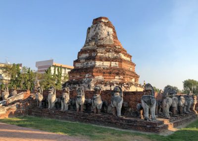 Ayutthaya Wat Thammikarat - Chedi mit Löwen