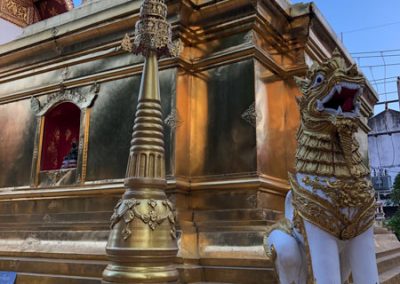 Chiang Rai Wat Phra Sing - Löwenskulptur am Chedi