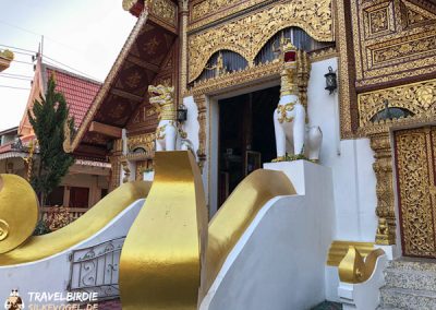 Chiang Rai Wat Phra Sing - Löwenskulptur am Eingang des Ubosot
