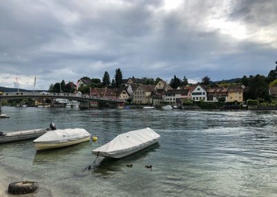Stein am Rhein: Blick vom Ufer auf die andere Seite des Rheins Bodensee Radtour