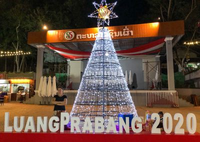 Weihnachtsbaum auf dem Platz zu Beginn des Nachtmarkts