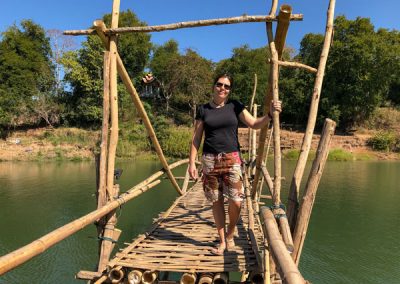 Auf der Bambusbrücke in Luang Prabang