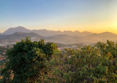 Blick auf die Umgebung bei Sonnenuntergang auf dem Phousi Hill in Luang Prabang