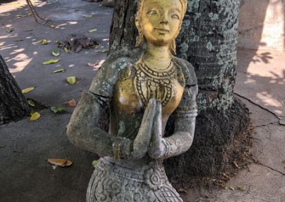 Vat Sensoukharam Luang Prabang: Betende Skulptur im Klosterhof