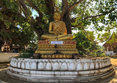 Buddha-Statue auf dem Tempelgelände Wat Aham in Luang Prabang