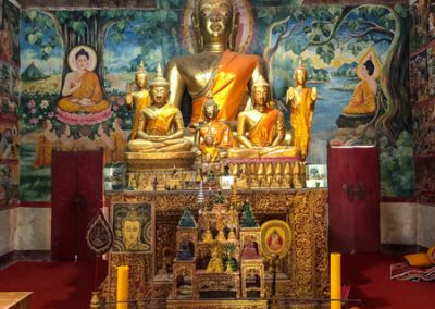 Buddha-Statue in der Gebetshalle Wat Aham in Luang Prabang