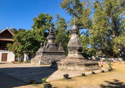 Stupas auf dem Tempelgelände Wat Aham in Luang Prabang
