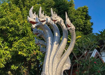 Silberne Naga am Eingang des Wat Mahathat in Luang Prabang