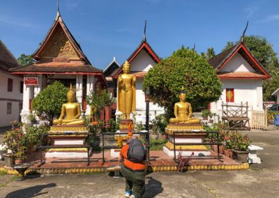 Wat May Souvannapoumaram Luang Prabang - Betender Buddhist vor Buddha-Statuen
