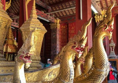 Hölzerne Naga in der Begräbniskapelle des Wat Xieng Thong Luang Prabang