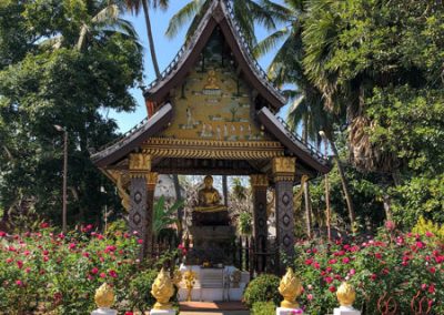 Pavillon mit sitzender Buddha-Statue im Wat Xieng Thong Luang Prabang