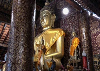 Große Buddha-Statue in der Gebetshalle des Wat Xieng Thong Luang Prabang