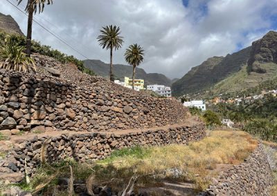 Wandern auf La Gomera: Rundwanderung El Guro - La Vizcaina: Der Weg neben der Hauptstraße