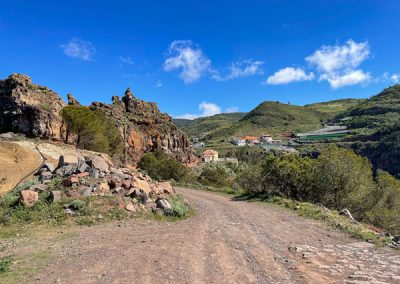 Felsenlandschaft mit ein paar Häusern im Hintergrund