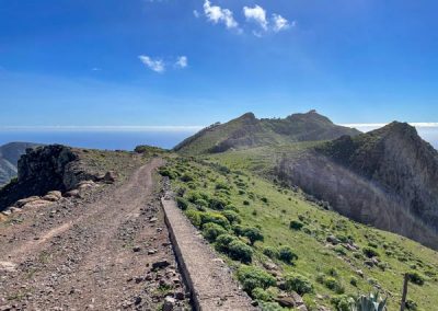 Schöner Weg über ein Hochplateau, am Horizont das Meer