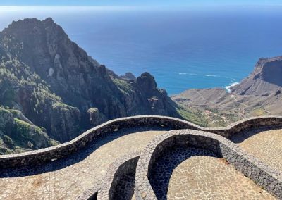 Blick vom Aussichtspunkt auf Felsen und das Meer