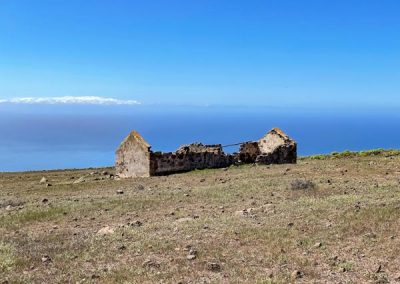 Zerfallenes Haus auf Hochebene, im Hintergrund Meer