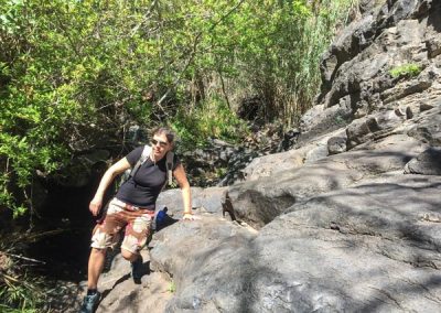 Silke Vogel klettert über Felsen