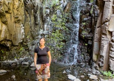 Silke Vogel vor dem Wasserfall