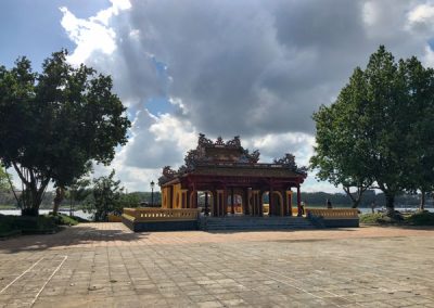 Kunstvolles Gebäude wie eine Art Tempel vor bedrohlichen Wolken