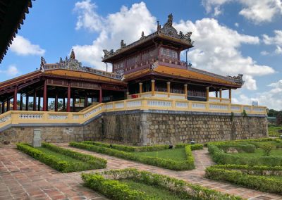 Fernöstliches Gebäude in einem schön angelegten Garten