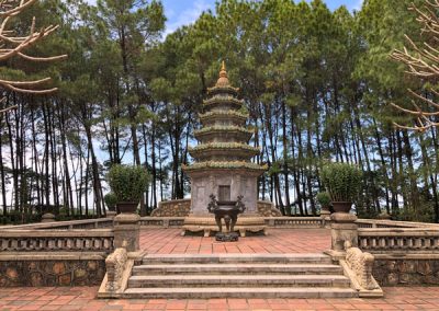 Tolle Stupa auf einem erhöhten Podest mit 4 Treppenstufen