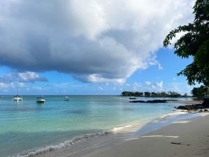 Weißer Sand und türkisfarbenes Wasser