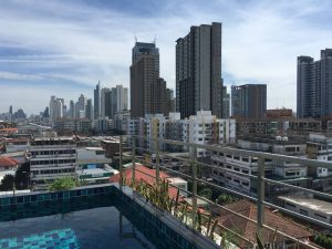 Blick auf Bangkok vom Dach des Airbnb-Appartements