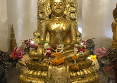 Bangkok - Golden Mount Wat Saket - Buddha-Statue in der goldenen Chedi auf dem Gipfel