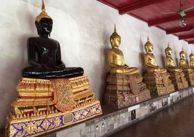 Bangkok – Wat Mahathat – Buddha-Statuen im Nebengebäude