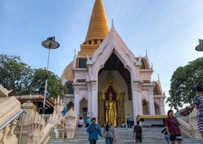 Phra Pathom Chedi - Haupteingang mit stehender Buddha-Statue - Nakhon pathom