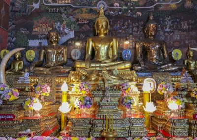 Ayutthaya Wat Phanan Choeng - Buddha-Statuen im Viharn