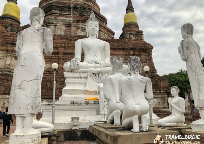 Ayutthaya - Wat Yai Chai Mongkol - weiße Figuren betend vor einer Buddha-Statue